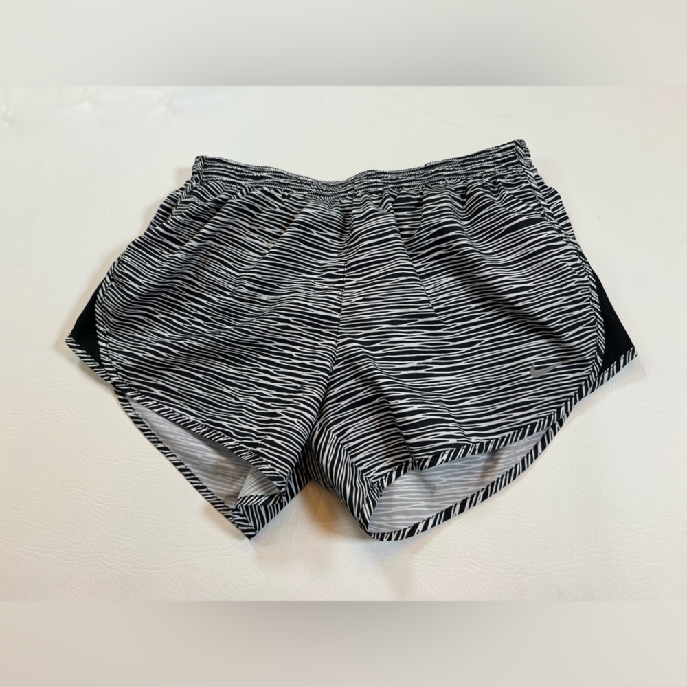 Nike dri fit size women’s small black white striped (bin CC)